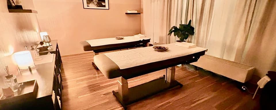 Doppelraum mit zwei Massageliegen für Paarmassagen