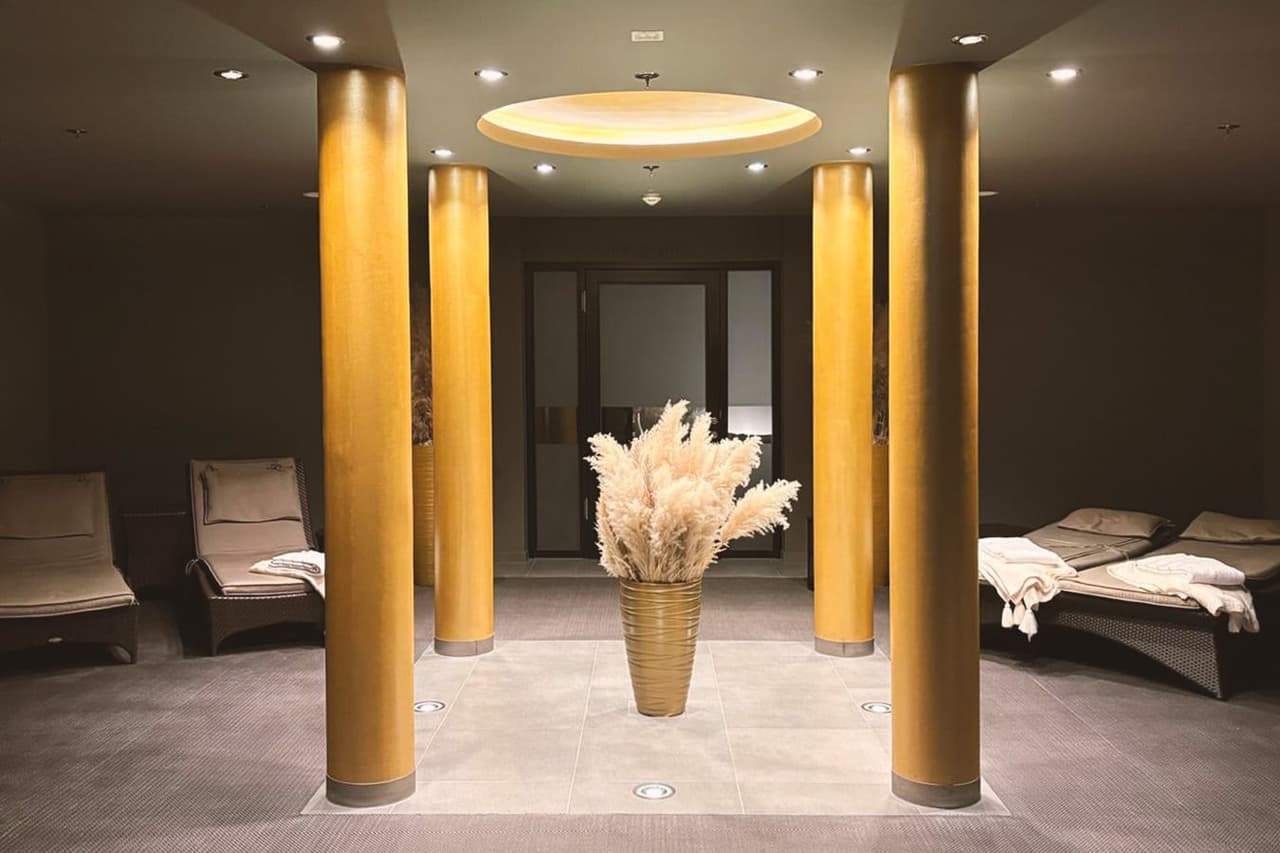 Ruhebereich im Spa des Steigenberger Icon Grandhotel Handelshof mit goldenen Säulen und Liegen